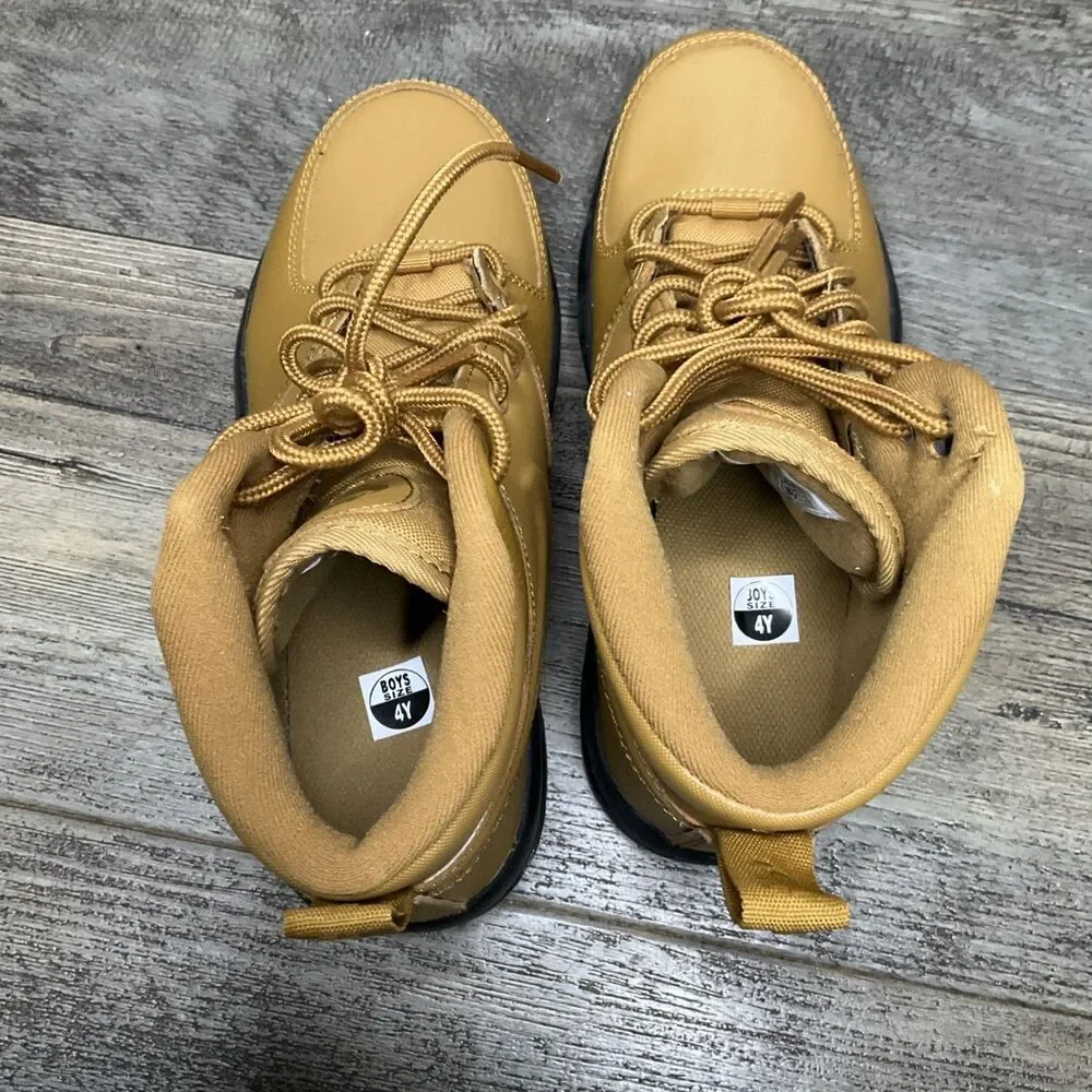 Nike Manoa Lace Up Boot in Wheat Color Big Kid Boys Sz 4